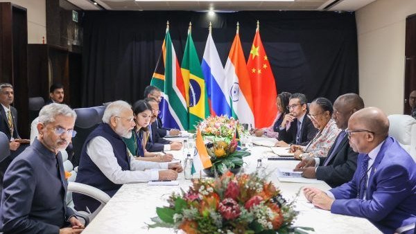 भारत ने वैश्विक मंचों पर अपनी राजनयिक भागीदारी बढ़ाई, शांति और सहयोग का आह्वान किया