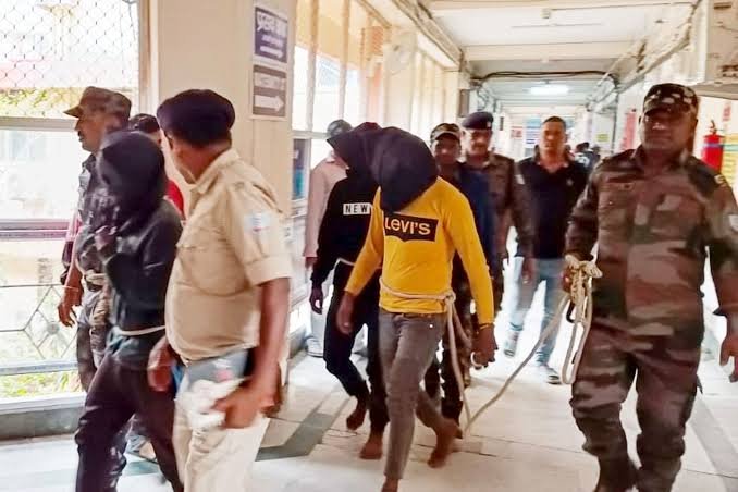 झारखंड के एक अपराध मामले में छापेमारी के दौरान गिरफ्तारियाँ करते रांची पुलिसकर्मी
