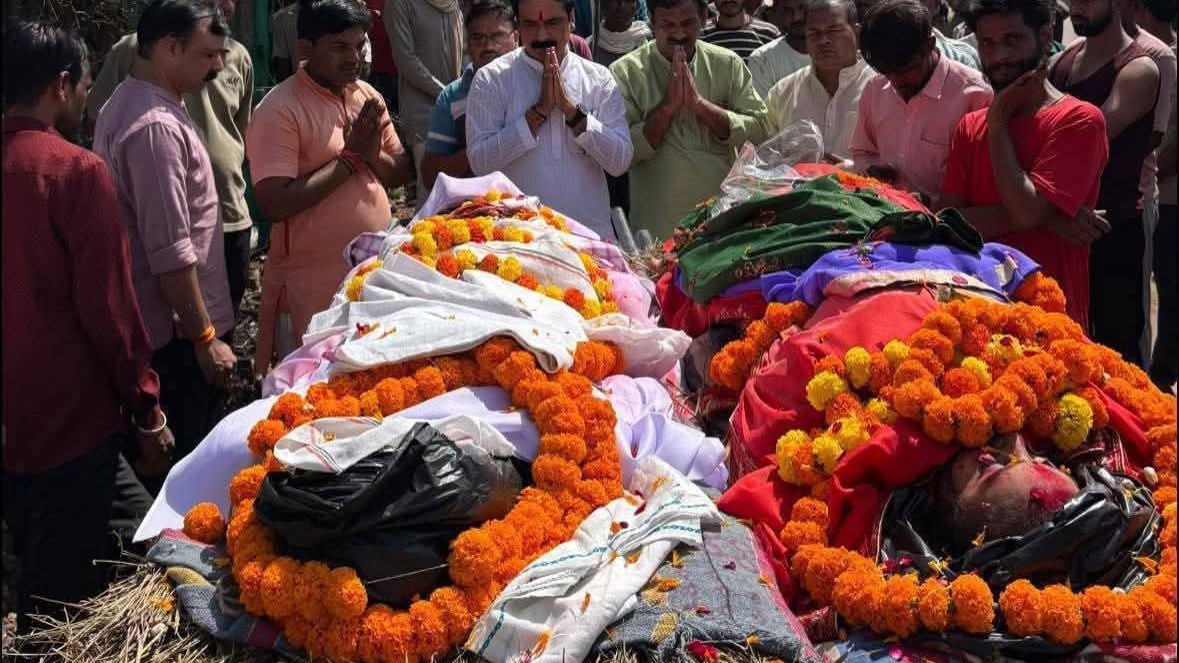 आगरा सड़क हादसे में मारे गए दंपति का एक ही चिता पर अंतिम संस्कार, गांव में मातम