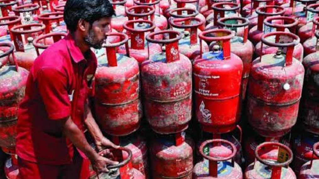 गैस सब्सिडी पर नया नियम; सस्ते गैस सिलिंडर के लिए अब जरूरी आधार बायोमीट्रिक; डिलीवरी पर भी होगा वेरिफिकेशन गैस सब्सिडी पर नया नियम; सस्ते गैस सिलिंडर के लिए अब जरूरी आधार बायोमीट्रिक; डिलीवरी पर भी होगा वेरिफिकेशन