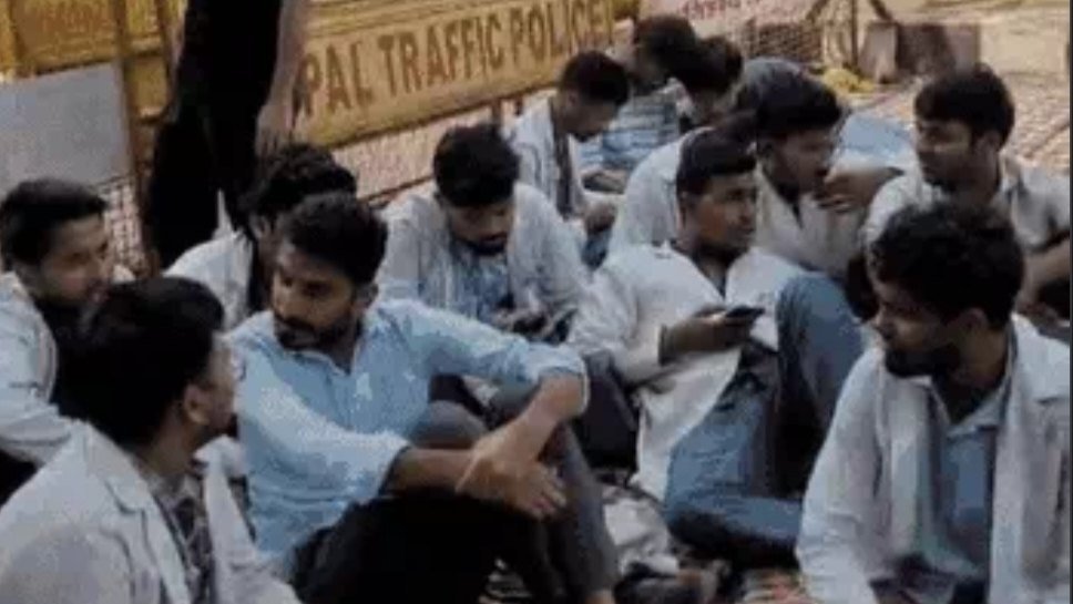 इंटर्न-डॉक्टर्स के आंदोलन के बाद मानी सरकार:अब ₹21500 मिलेंगे:आंदोलन खत्म, काम पर लौटे