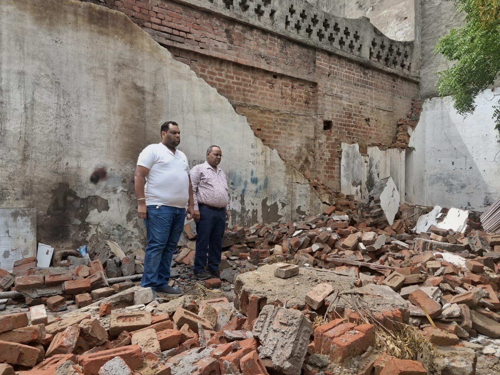 आगरा के परिवार ने आगरा नगर निगम द्वारा अवैध ध्वस्तीकरण का आरोप लगाया और इलाहाबाद हाईकोर्ट में याचिका दाखिल की