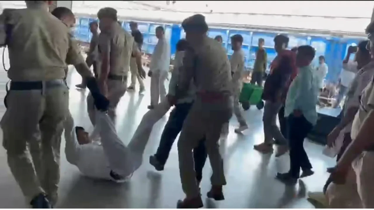 आगरा कैंट स्टेशन पर झड़प के बाद चार आरपीएफ कर्मी निलंबित; सांसद राजकुमार चाहर ने की सख्त कार्रवाई की मांग