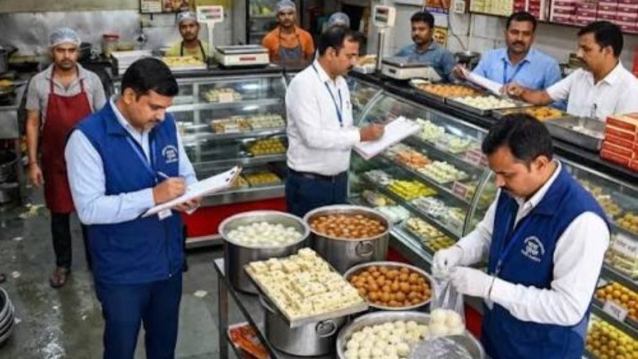 खाद्य विभाग की टीम ने किया तीन मिठाई दुकानों का औचक निरीक्षण खाद्य विभाग की टीम ने किया तीन मिठाई दुकानों का औचक निरीक्षण