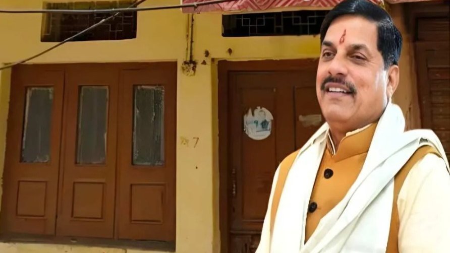उज्जैन में CM मोहन यादव ने खुद तोड़ना शुरू किया अपना पैतृक घर, गेती चलाकर दिया बड़ा संदेश