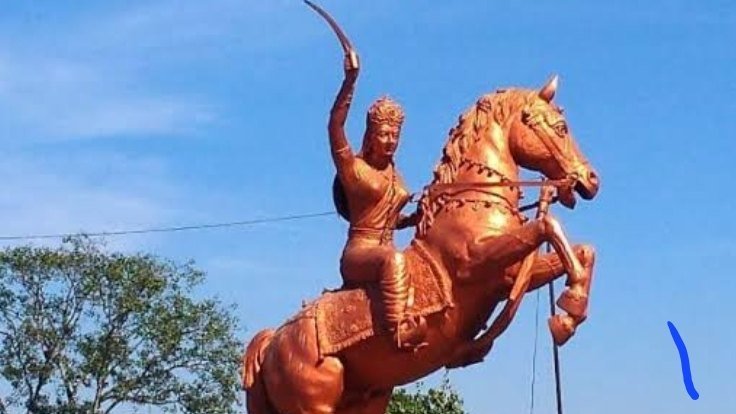 एक युवक रानी अवंती बाई की तलवार निकालकर घोड़े पर चढ़ गया बड़ी मशक्कत के बाद पुलिस ने नीचे उतारा