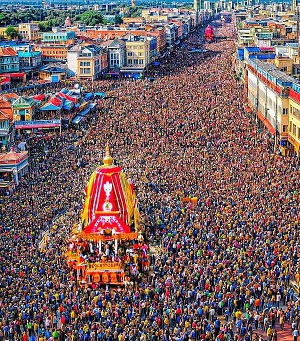 ओडिशा के पुरी में हजारों श्रद्धालुओं द्वारा पवित्र रथों को खींचते हुए भगवान जगन्नाथ रथ यात्रा 2026 की शोभायात्रा।