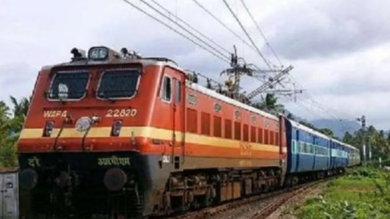 दिल्ली से भोपाल आने वाली और भोपाल होकर गुजरने वाली कई ट्रेनें देरी से पहुंचीं