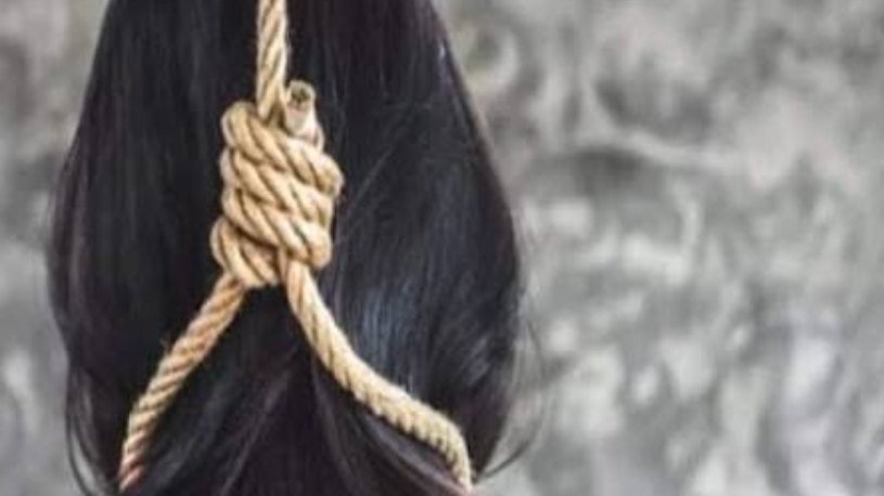 करवाचौथ पर पार्लर न ले जाने पर महिला ने लगाई फांसी करवाचौथ पर पार्लर न ले जाने पर महिला ने लगाई फांसी