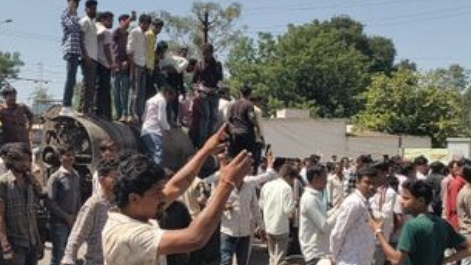 नकद भुगतान की मांग, आगर-मालवा में किसानों ने किया चक्काजाम
