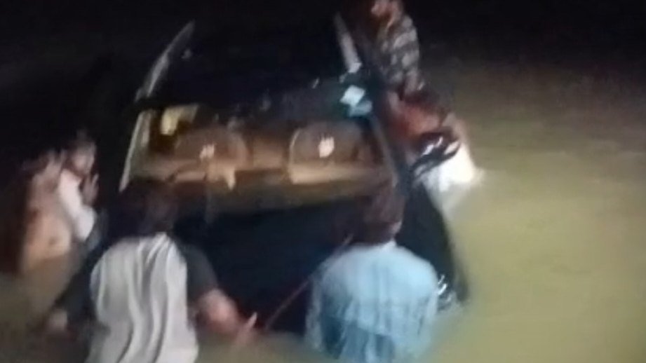 नलखेड़ा में बारिश के दौरान दर्दनाक हादसा; नाले में कार बहने से 8 लोगों की मौत, घटना से आक्रोशित लोगों ने बाजार बंद किया