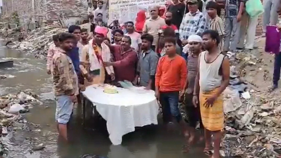 आगरा में भाजपा पार्षद ने नाले के भीतर काटा जन्मदिन का केक, विरोध का वीडियो वायरल