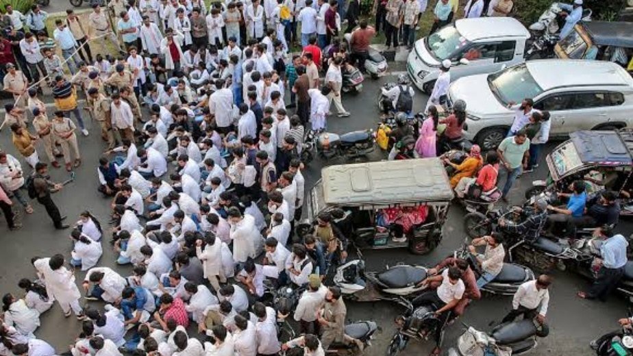 भोपाल में डॉक्टरों का प्रदर्शन;6 महीने से अटका करोड़ों का भुगतान, NABH से बढ़ा विवाद