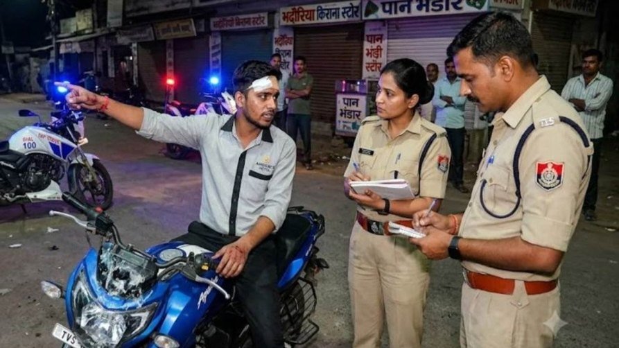 ड्यूटी से लौट रहे होटल कर्मी पर लाठियों से हमला, पर्स छीना; पूछताछ करने पर मां-बेटे के साथ मारपीट